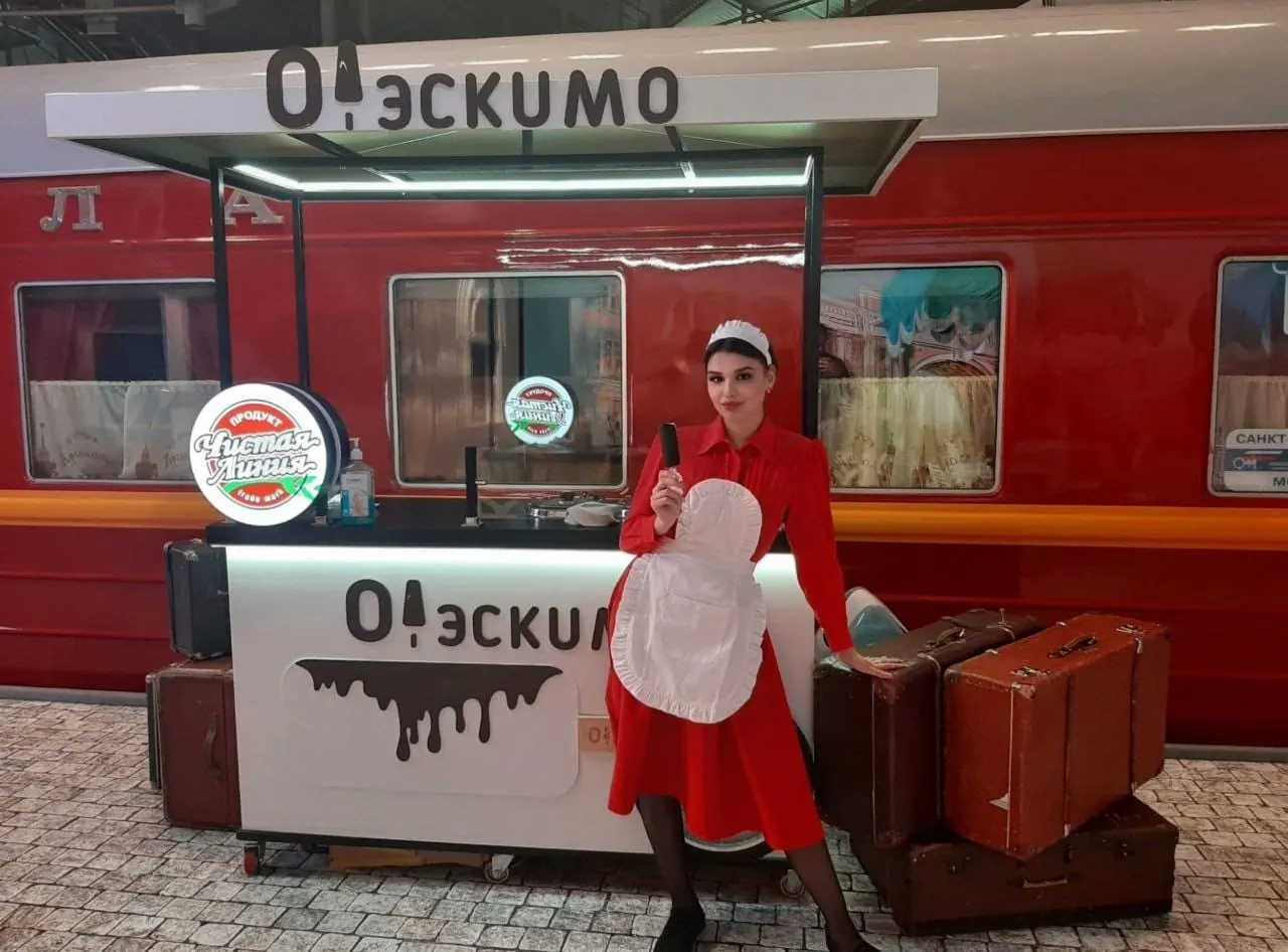 Стойка О!Эскимо в образе поезда «Красная стрела»